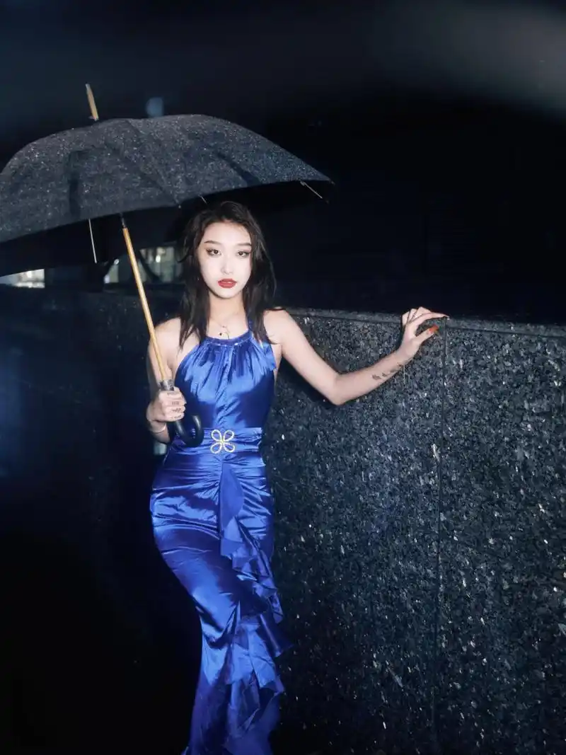 客妹说想拍一套之前倪妮撑伞风格的写真,于是我们有了这组照片!