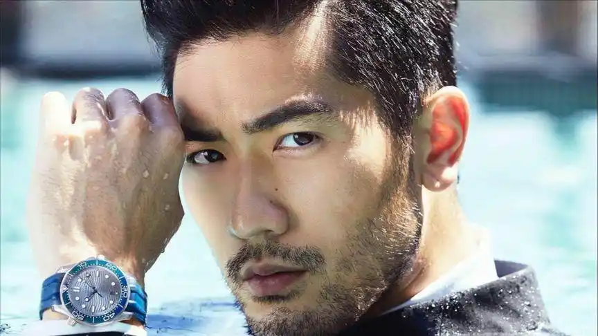 高以翔百变胡子造型:摸胡子的样子我可,比李佳琪更早的精致男孩