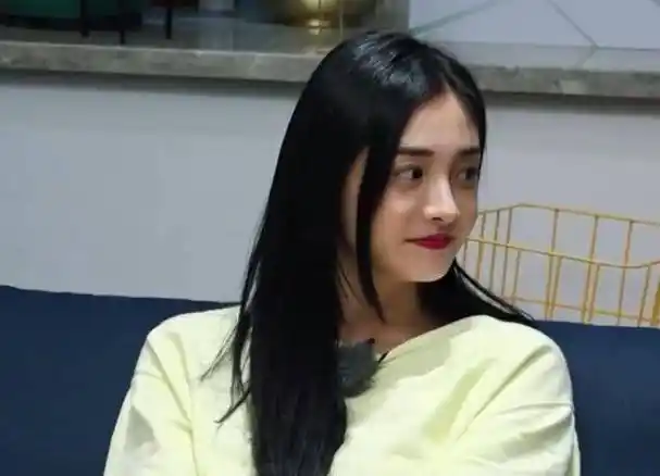 《hi室友》张俪周洁琼上演"泳装"秀,大长腿抢镜,姿态超迷人!