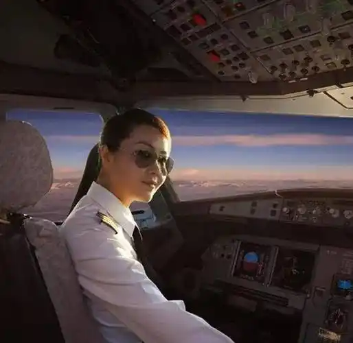原创中国第一美女机长有多酷28岁晋升机长驾驶上百吨大客机满天飞