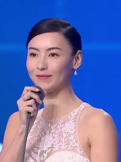 张柏芝亮相广州:皮肤紧致,白衣长发气质佳,呈现出一种骨相美-度小视