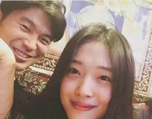 雪莉晒与男友热吻床照