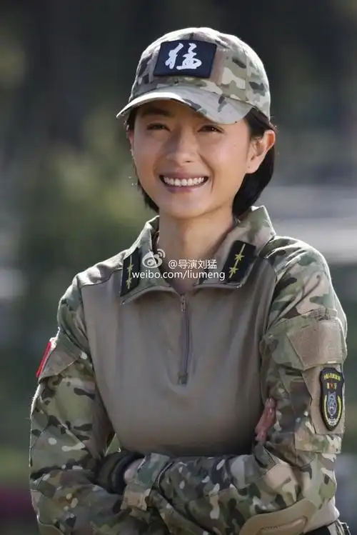 想请问下我国有这种军服了?这种是什么军服?为什么要这么设计?