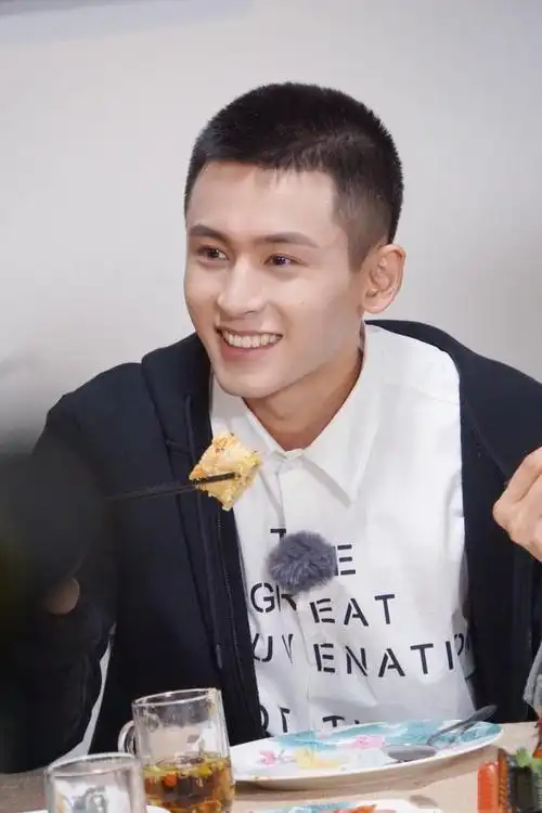 寸头张哲瀚张总,看一眼就是心动的感觉,穿搭也是一眼千年