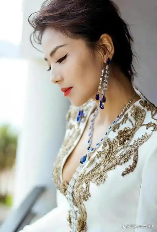 熟女刘涛医美痕迹太明显,皮肤蜡黄法令纹深,网友直言认不出