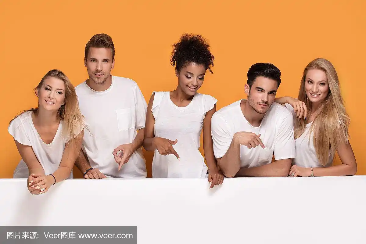 五个人在白板前摆姿势.