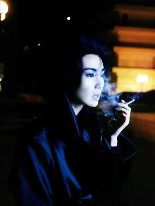 张曼玉抽烟喝酒烫头