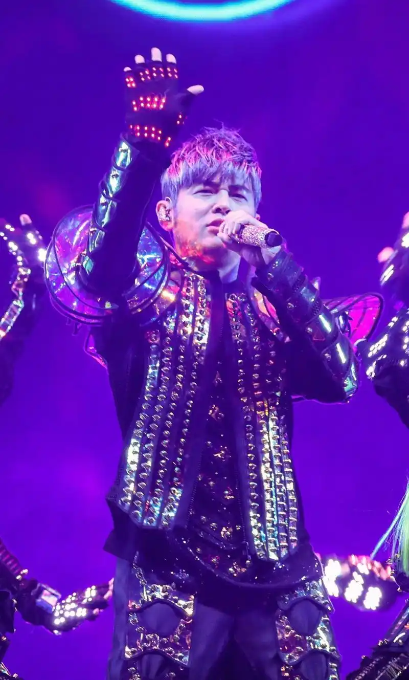 周杰伦这造型这发色真的无与伦比