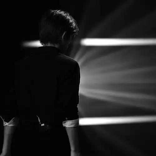 易烊千玺背影a爆##易烊千玺氛围感悬念大片##易烊千玺v领黑衬衫