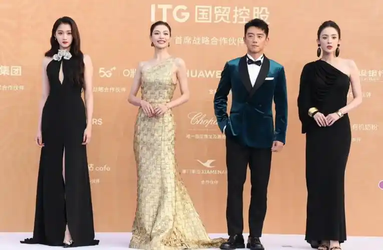 这一张虽然有气场全开的钟楚曦还有新晋红毯女王古力娜扎,但关晓彤是