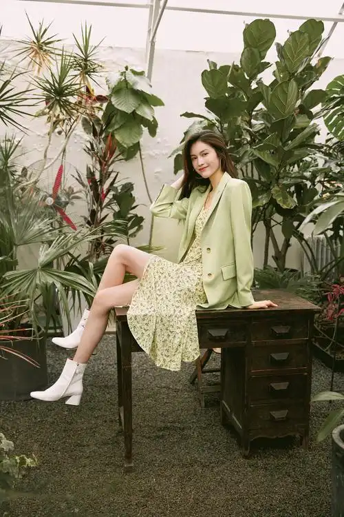 何穗 x eifini伊芙丽 春夏大片-爱读书