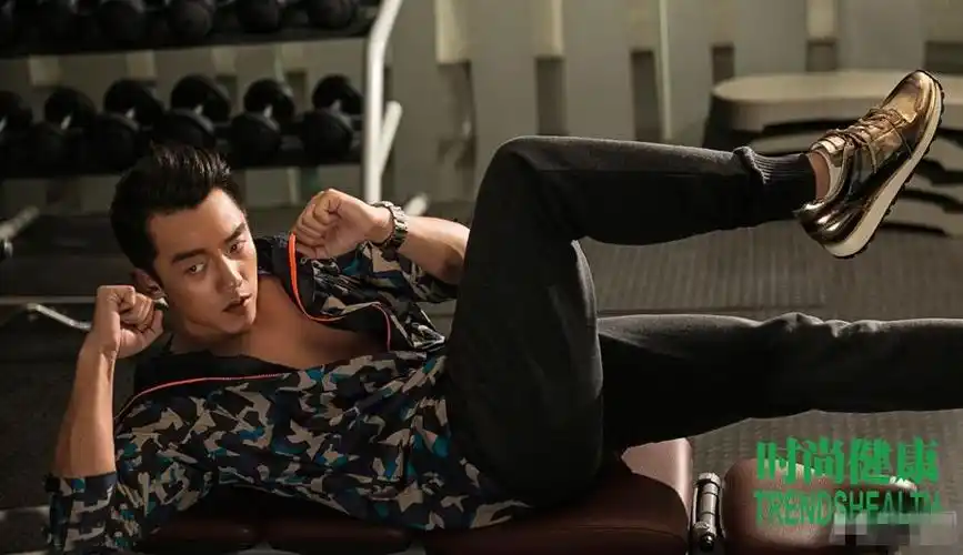 郑恺半裸肌肉线条写真高清图片