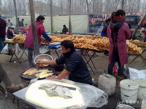 壮观的乡村大集油条摊(高清大图)