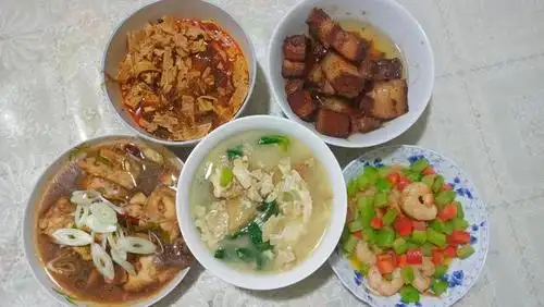 三个人四菜一汤,有鱼有虾有肉,感觉是一种奔小康的节奏