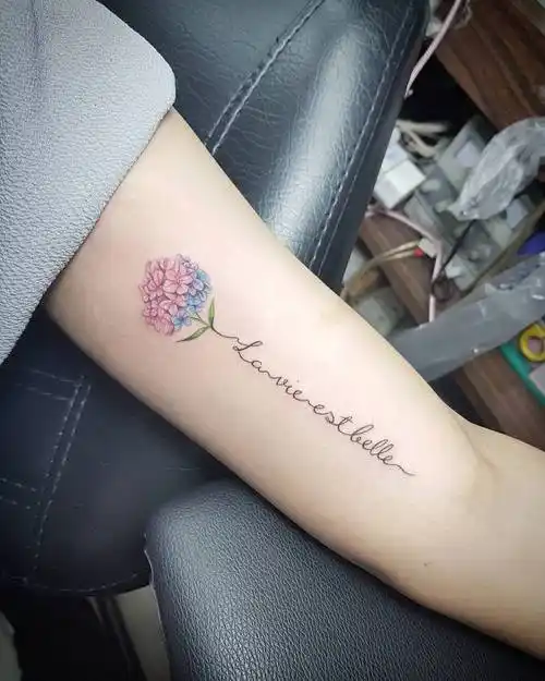 大臂绣球花英文字纹身图案