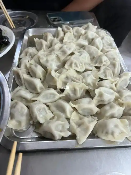 给南方的小姐妹看看山东的饺子,第一张是饭店的牛肉饺子,这一大盘是