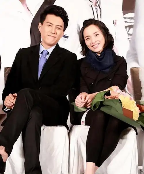 李佳在家里小聚,素颜露额头自然又大方,靳东攀女生不怕老婆吃醋_照片