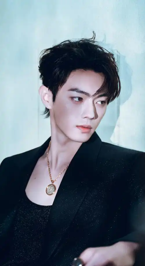 许凯壁纸    五官真的好正  求你们看p205    #智族gq创意大赏