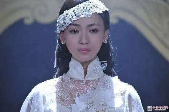 《烽火佳人》吴谨言剧照:清纯青萍