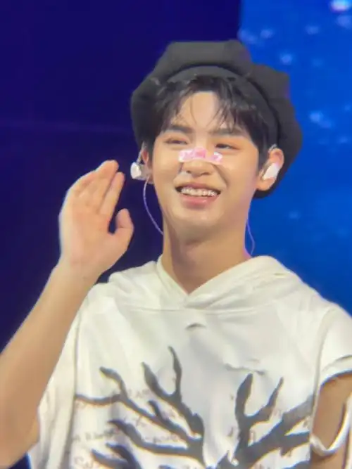 置顶黄明昊超话|#黄明昊罗蒙环球乐园#跟大家分享一组我甜豆年下男友