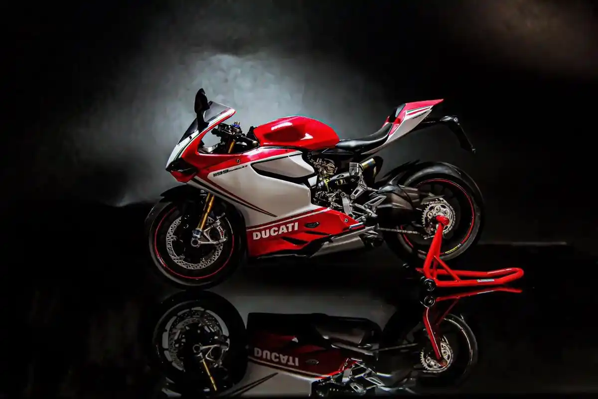 经典配色法拉利红#杜卡迪1199s #机车壁纸 #图文伙伴计 - 抖音