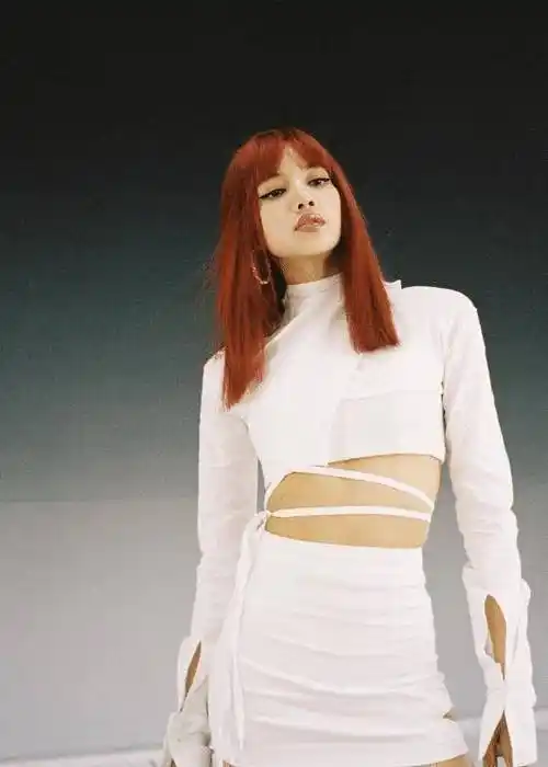 魅力女孩lisa,舞台着装大胆又性感,不愧是"真人芭比"本比_黑色_身材