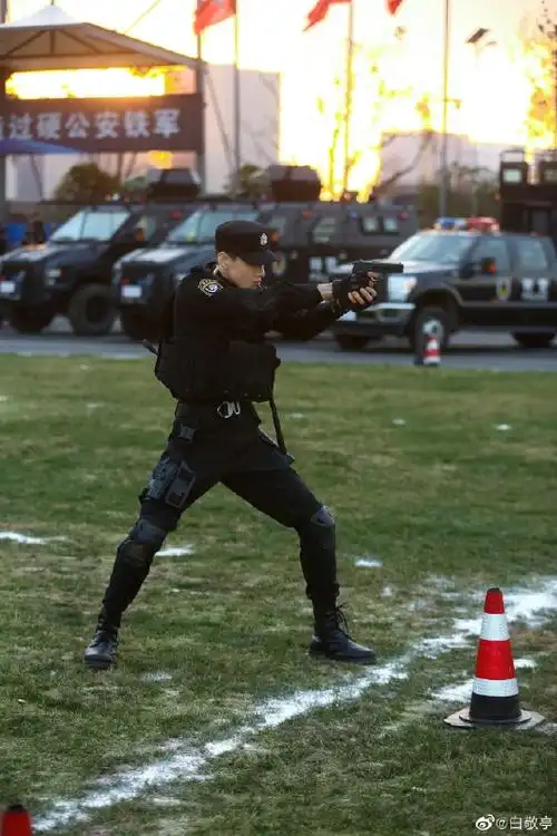 "照片中,白敬亭身穿警服