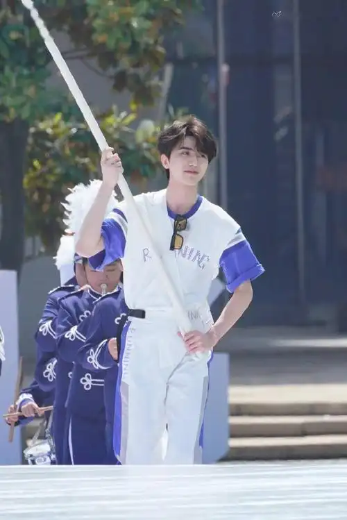 蔡徐坤今日《奔跑吧》路透来袭 运动会上的小小扛旗手甜度爆表可爱