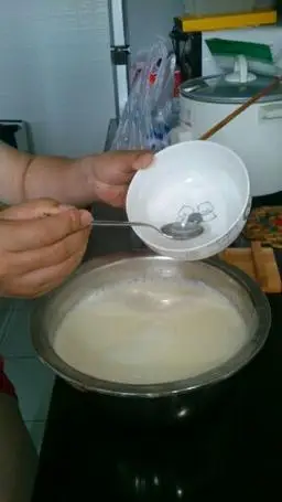 p>自制卤水老豆腐是用黄豆,盐卤,水制作而成的食品. /p>