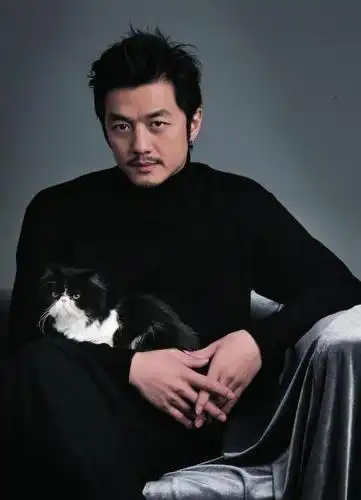 李亚鹏近照曝光,头发稀疏眼圈乌黑,身形发福大肚腩凸起格外抢镜