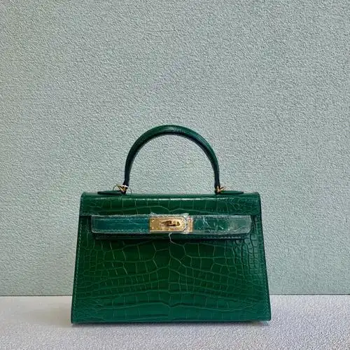 你要的彩色包包来了hello 大家好 我是海龙 ,今天这款包包是一款恶搞