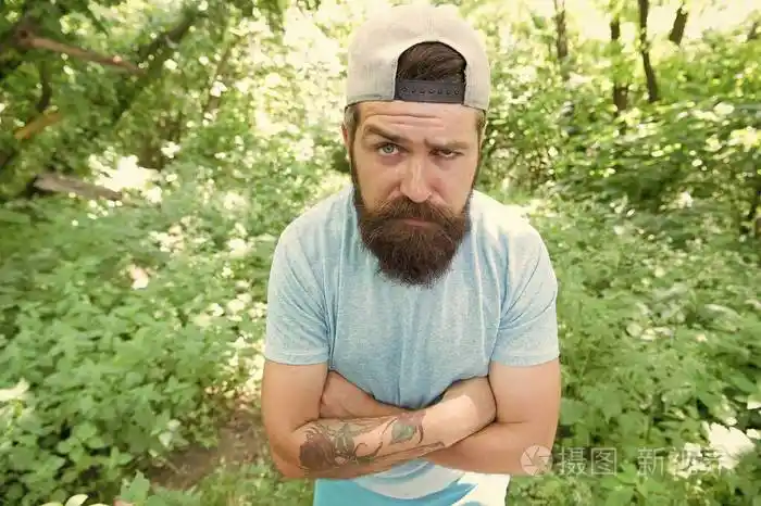 为野蛮人设计的风格长着络腮胡子的人脸上挂着凶残的手臂野蛮的白种人