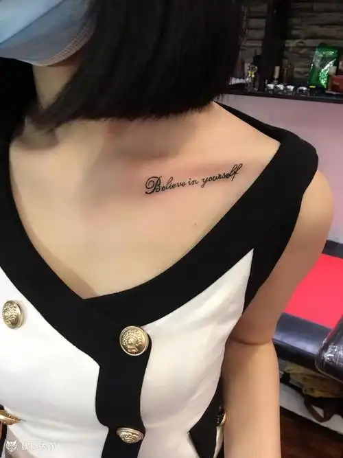 美女锁骨英文纹身