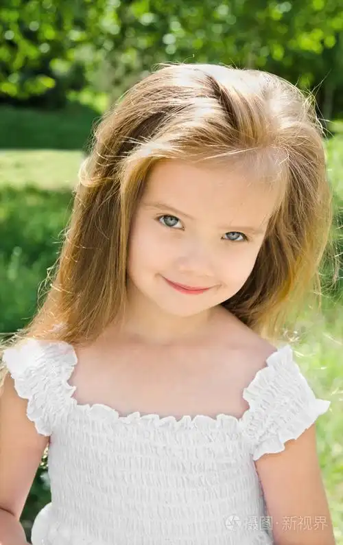 可爱微笑小女孩的室外肖像