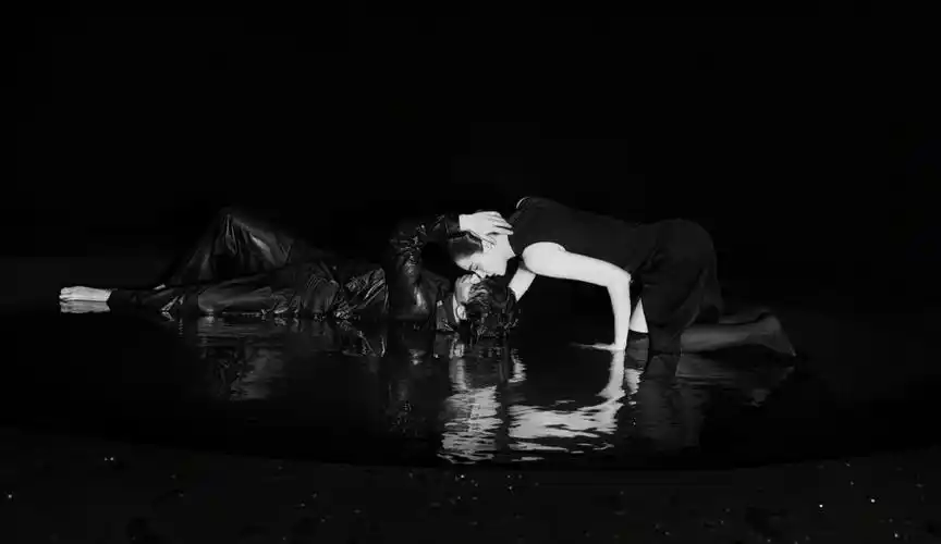 原创章宇湿身衬衫太性感,一脸胡渣和宋佳水中共舞,网友:风不平浪不静