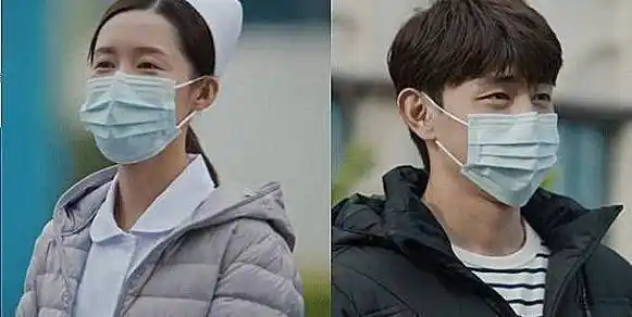 在剧中李沁饰演的应该是一个护士,她跟邓伦两个站在一起还是很有cp感