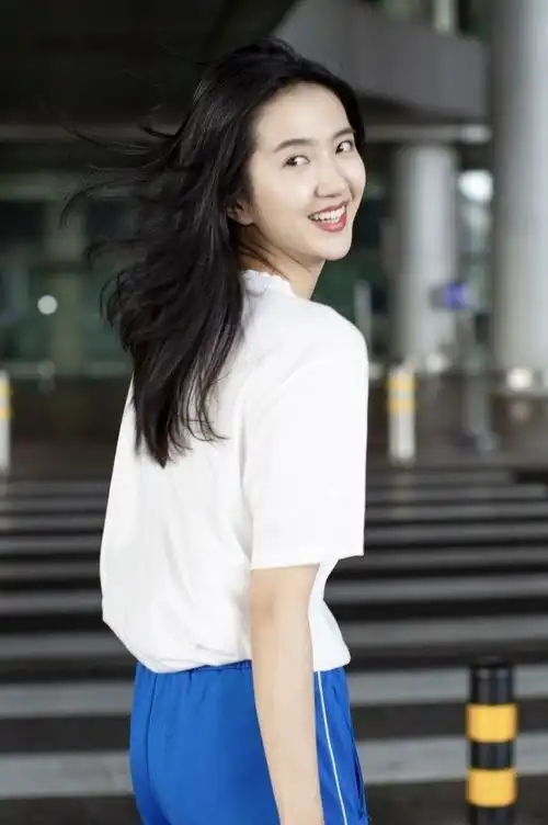 许龄月穿白t校服裤超带感展现逆天大长腿不愧是模特出身