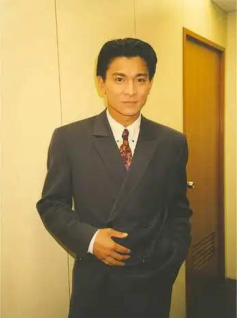 天王刘德华年轻时的老照片,华仔当年青涩帅气的模样