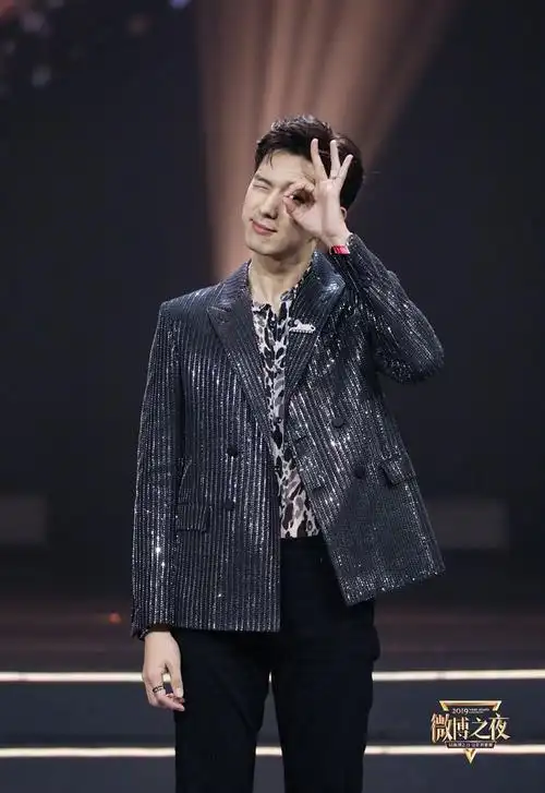 帅照搜集计划——李现比手势