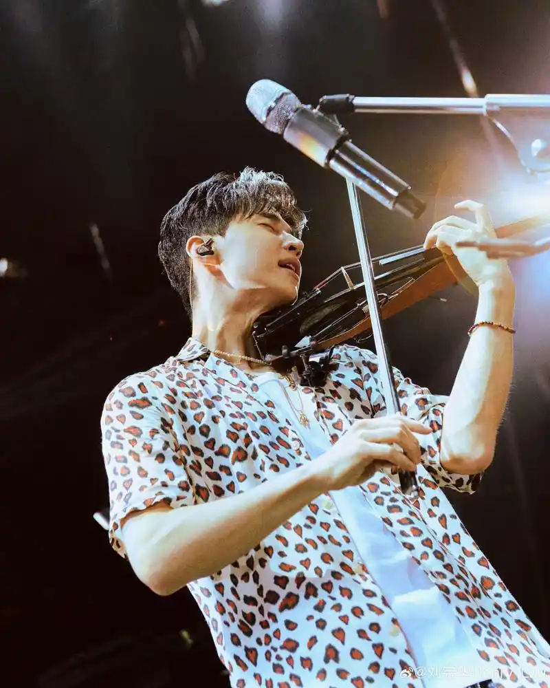 刘宪华的热爱如金##纯电smart首个代言人刘宪华# 早在多年前追supr