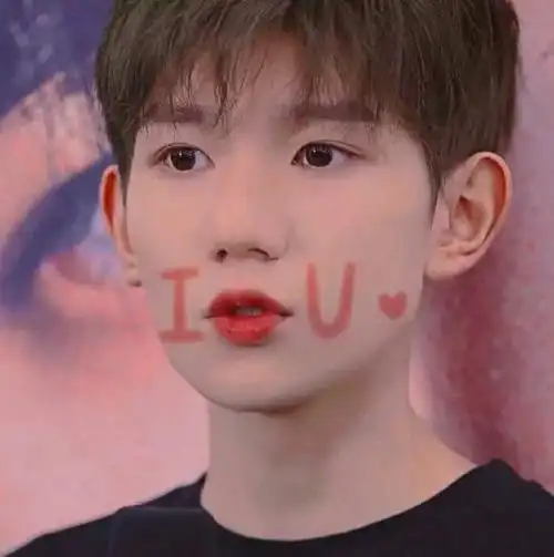 王源嘟嘴表情包1