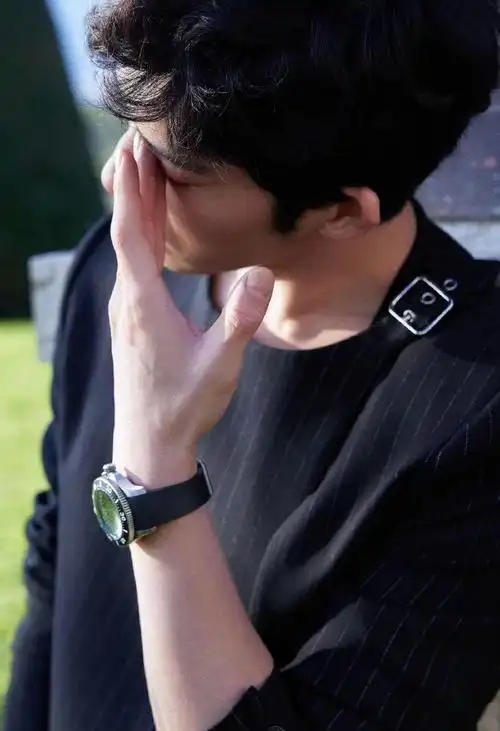 井柏然的腹肌偷偷藏不住##井柏然状态