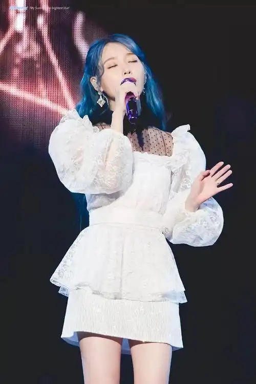 并且以全新的蓝发造型开了演唱会,她不仅把当时没发的新歌先分享给