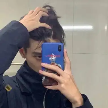 真人帅气对镜自拍男生头像图片