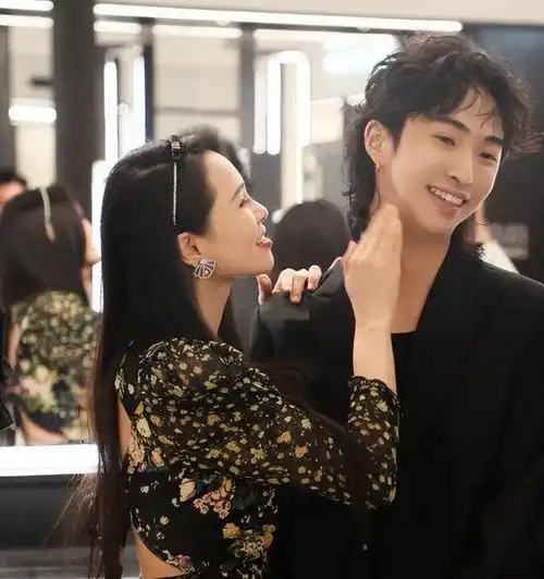 庾澄庆全家参加儿子毕业典礼现任妻子气质出众伊能静未现身