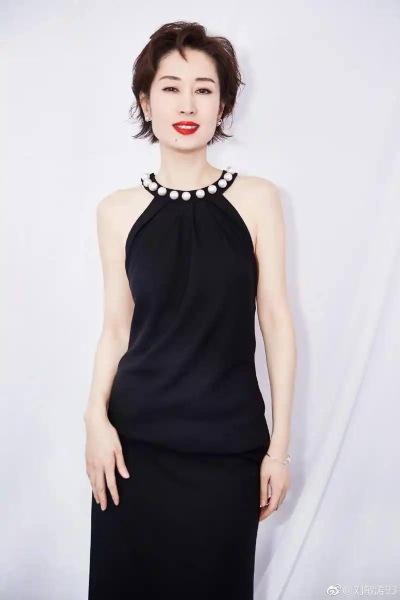 刘敏涛终于换发型,短发搭配黑色look套装最少减龄10岁,性感优雅