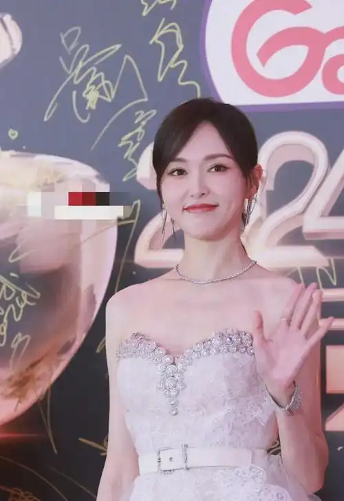 品质盛典红毯:胡歌一脸沧桑,关晓彤虎背熊腰,张雨绮风情万种|唐嫣|女