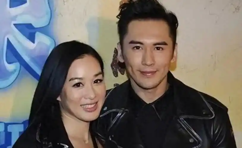 黄子韬有一次在直播中撕心裂肺地讲:他太想谈恋爱了,自己梦想就是走在