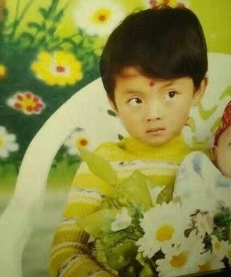 杨超越儿时素颜照被传疯,看到羊角辫,网友:真正的女生