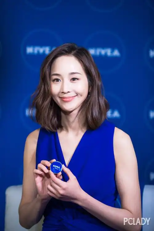 女性代言人的张钧甯,在现场大方分享自己使用妮维雅护肤产品的心得